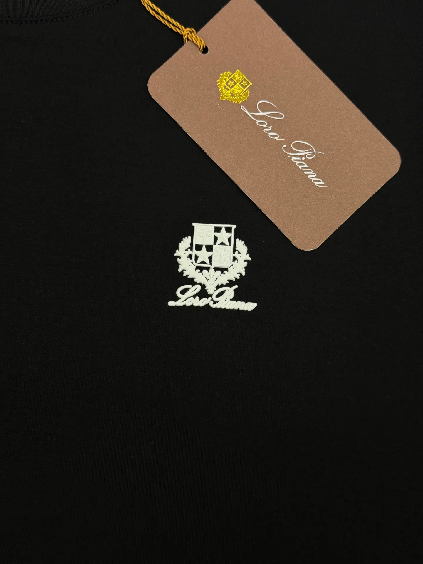 185 ⚜️Loro piana*26s new mercerized cotton T-shirt. Original recommendation❤️Classic LP logo. 3D three-dimensional silicone logo. Quality presentation. Classic Lp old money style concrete words. Letter pattern is high-end and low-key. Simple Versatile style. Made of custom-made 190g mercerized cotton fabric, it has a strong sense of lightness behind the upper body. The soft texture is skin-friendly and has excellent breathability. All three standards are met! Color: Black.Dark Blue.White.Sizes: M-3XL slim fit! (S and 4XL can be customized) 175/145 pounds recommended XL